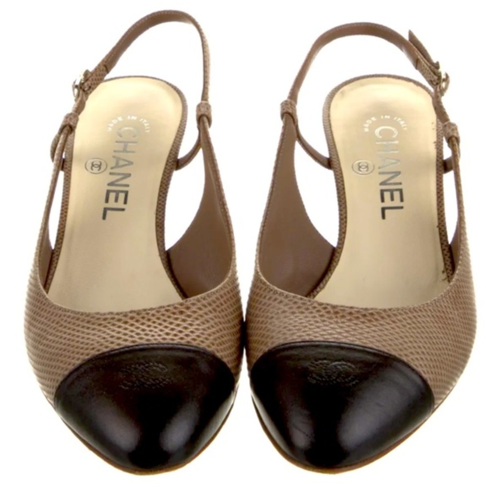⭐️⭐️Forever Classic CHANEL
2011 Interlocking CC Logo Slingback Pumps
Siz…